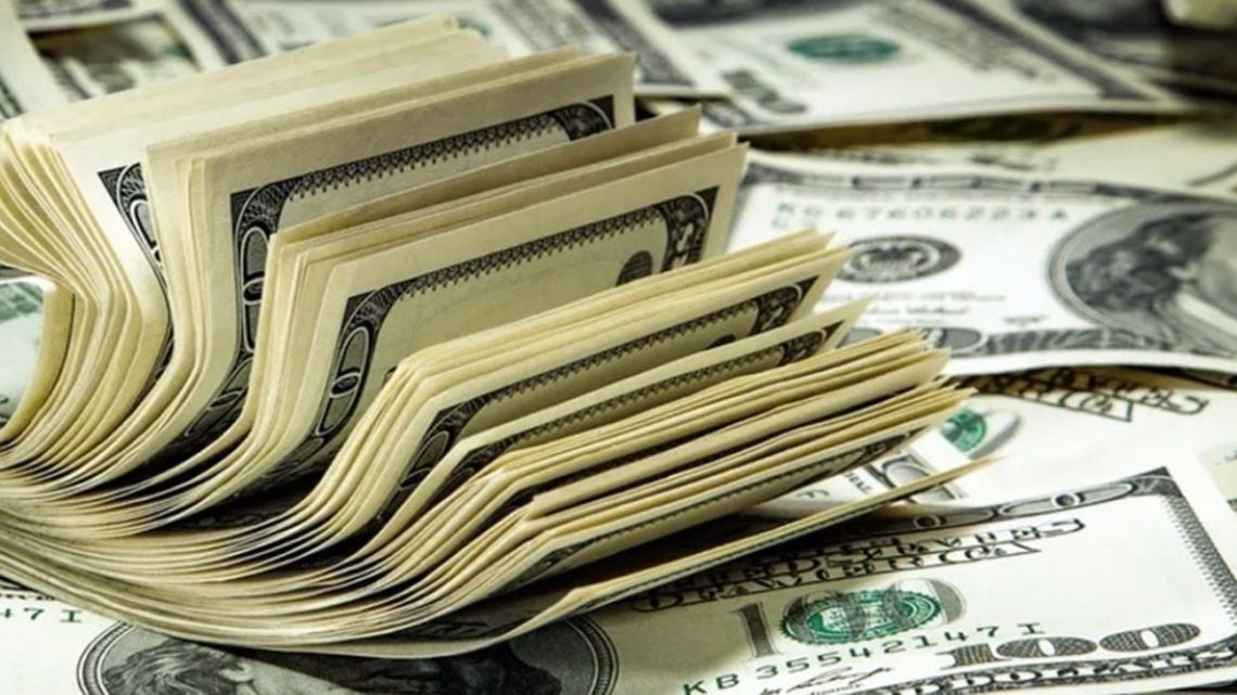 El blue subió cinco pesos y se vendió a 1.565, mientras la referencia para consumos con tarjeta volvió a quedar en el tope del día