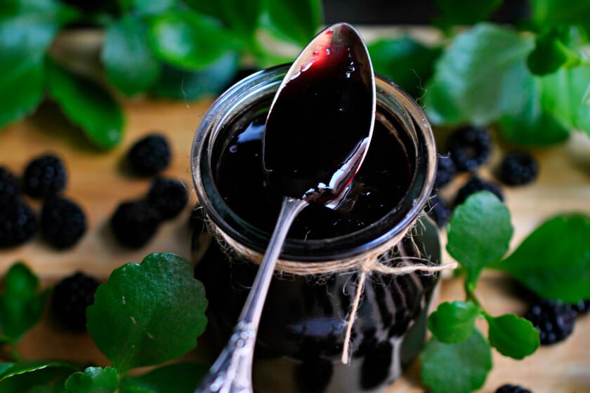 Cómo preparar mermelada de moras silvestres con manzana y limón en apenas media hora de cocción