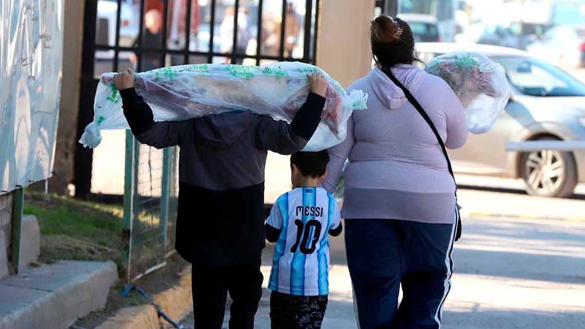 El Mercado Concentrador abre dos sábados en Neuquén y se prende con chivito del norte y trucha patagónica