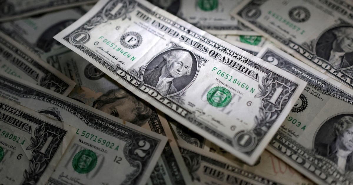 El dólar bancario retrocedió cinco pesos en la semana y cerró a 1.540 pesos en el Nación, mientras el blue quedó estable en 1.560