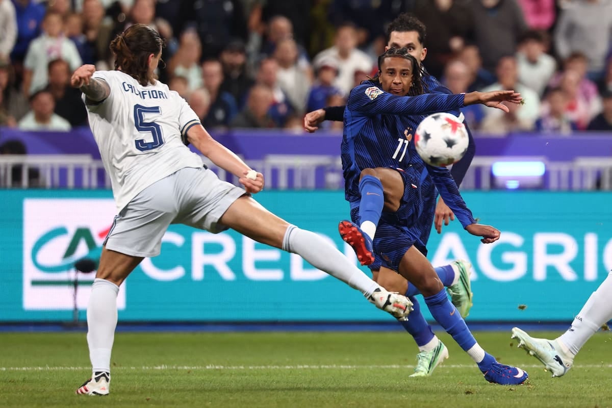 Francia e Italia se sacaron chispas en París y terminaron a mano en un partido con golazos, tapadas y expulsiones