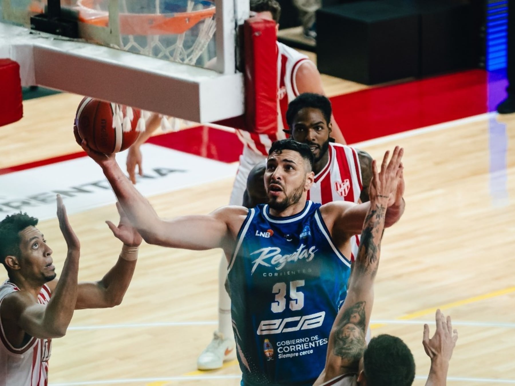 Regatas se sacó la espina en el último suspiro y venció 73-63 a Instituto en el debut