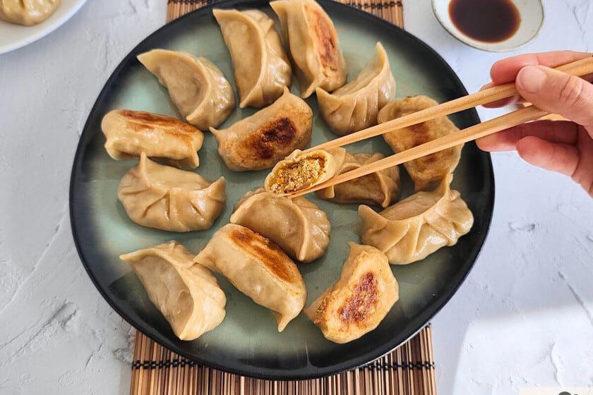 Gyozas vegetarianas con tofu ahumado y shiitake: la receta casera para treinta unidades que se cocina en sartén