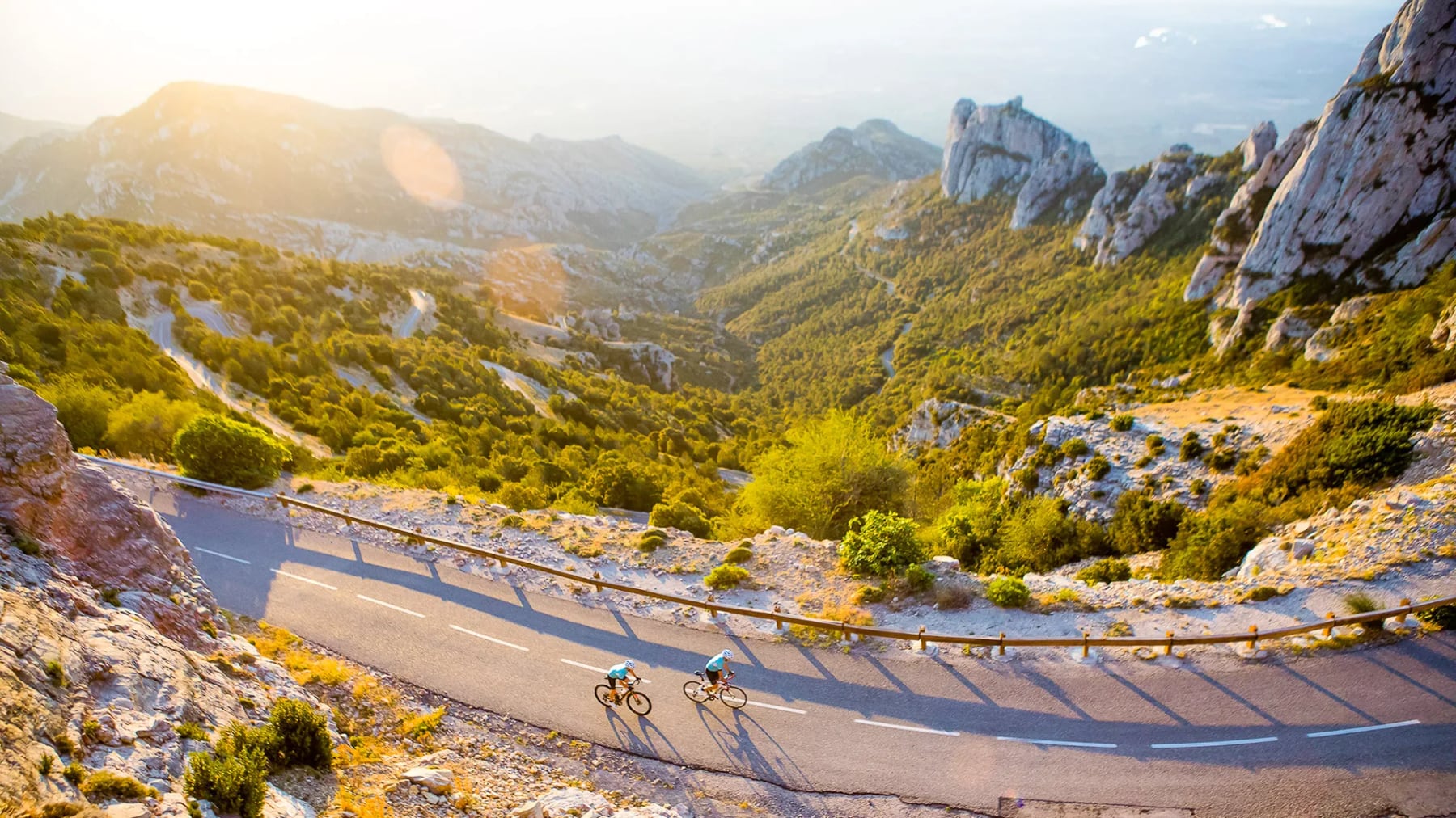 Cataluña a bordo de un auto: milenios de historia, viñedos y cumbres en un único circuito