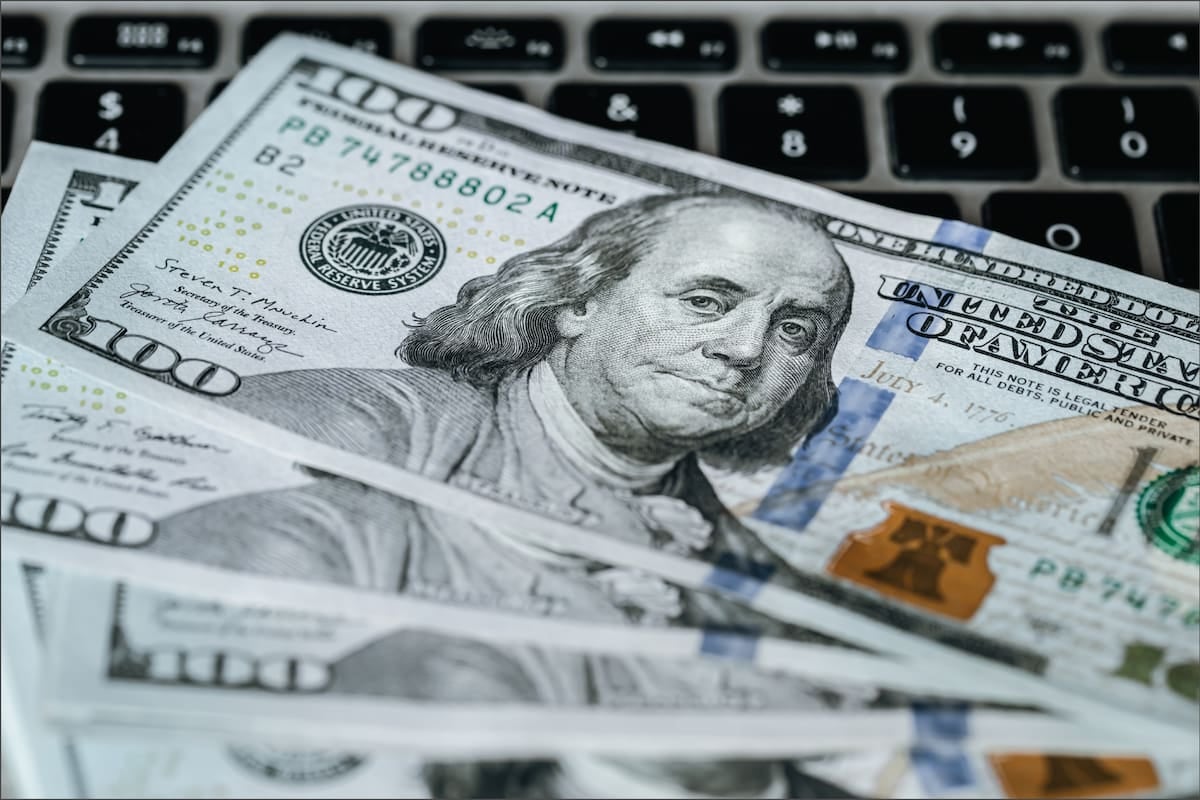 El dólar oficial se sostiene en $1540 y el blue en $1560, sin operativa cambiaria durante el fin de largo