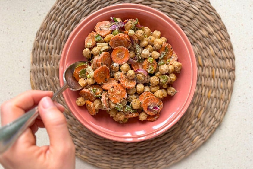 Ensalada templada de garbanzos y zanahoria al horno con crema de tahini: una propuesta para sumar legumbres al menú diario