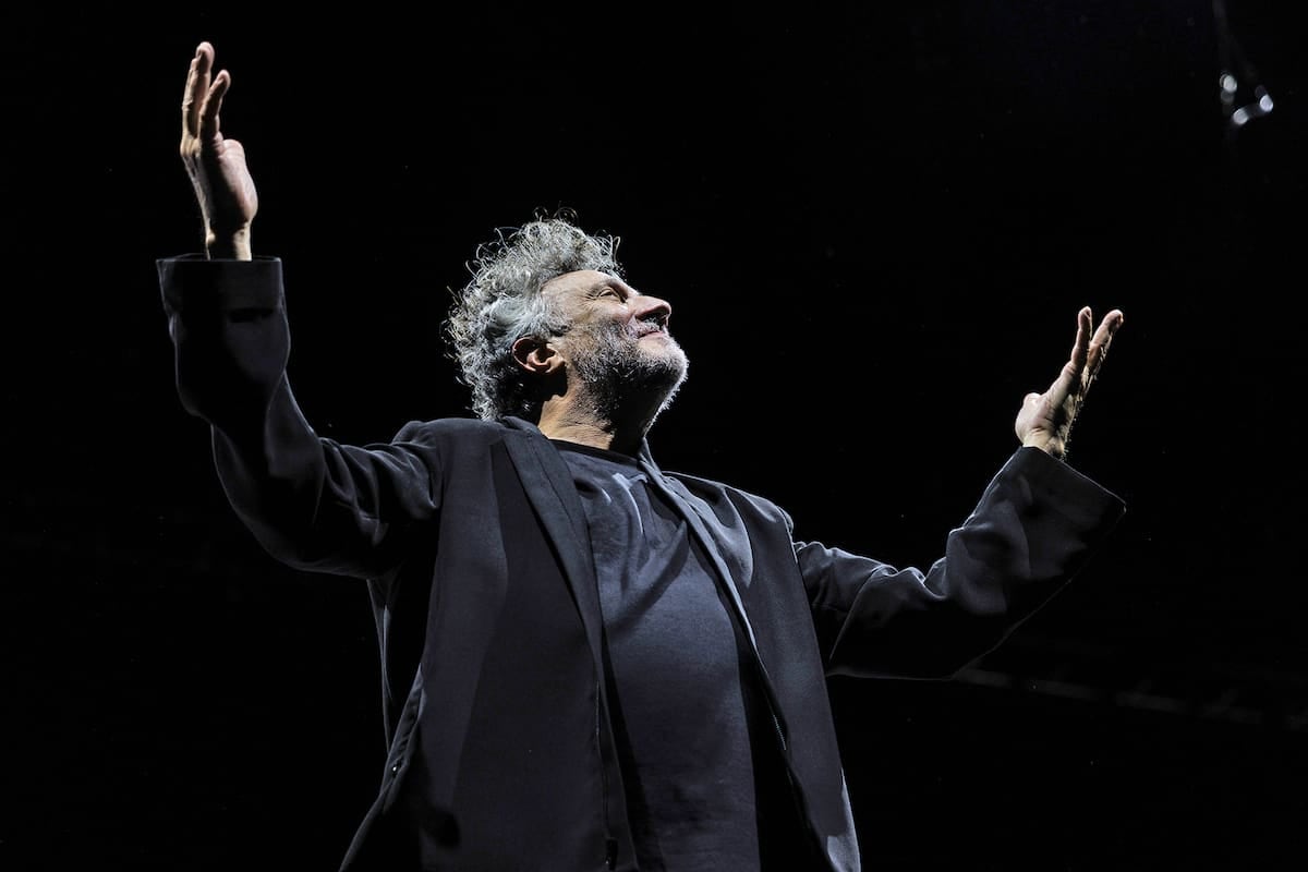 Fito Páez frenó su show en Mar del Plata para defender al público de la seguridad y la fila terminó opinando