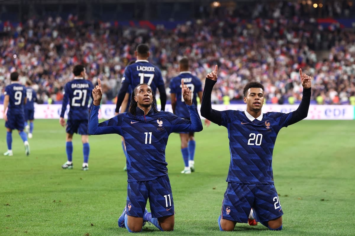 Francia la descosió en el final, goleó a Bélgica y mira a todos desde arriba