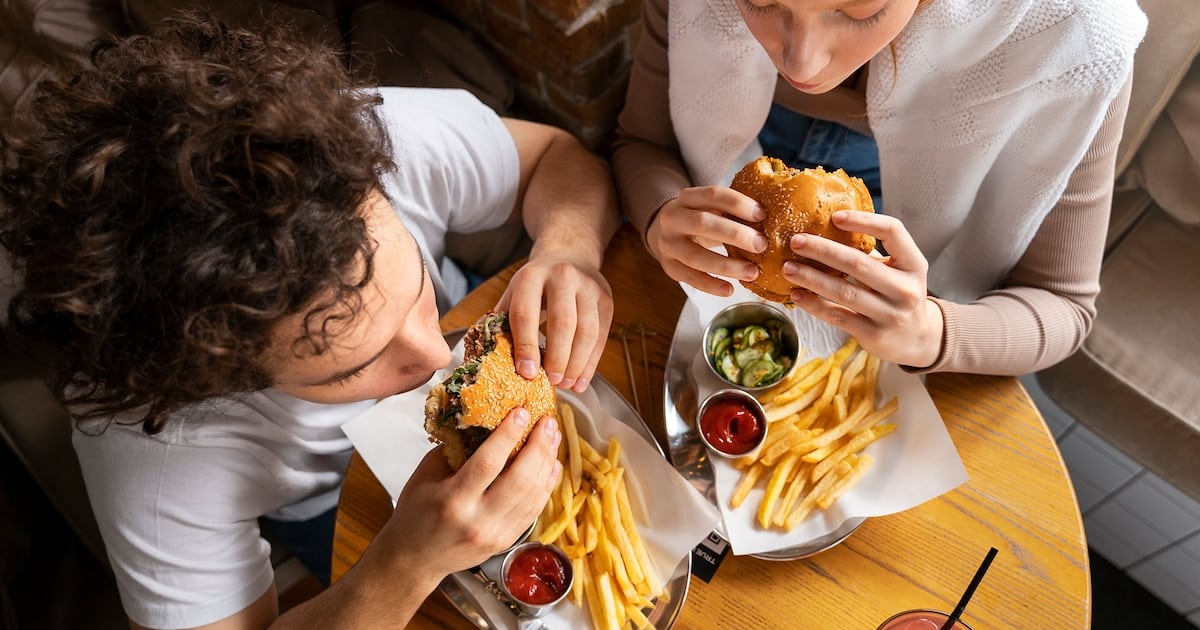 Un sándwich y un licuado: la pelea de 300 calorías que reavivó el debate sobre los ultraprocesados