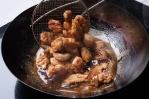 Pollo al limón con rebozado doble: la fórmula para una cubierta crujiente y una salsa breve