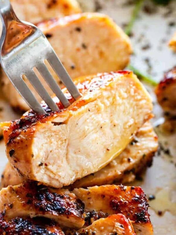 La pechuga de pollo en la cocina cotidiana: técnicas para conservar su jugo y sumar sabor
