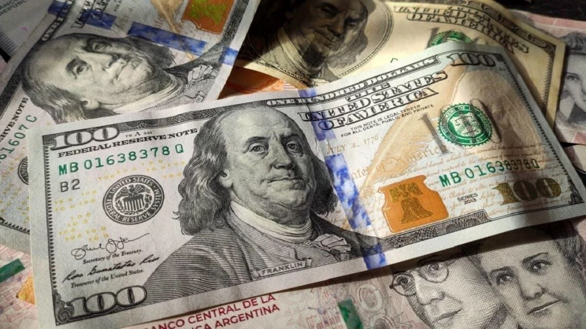 El blue cedió quince pesos y volvió a alinearse con el dólar oficial del Nación en $1.540