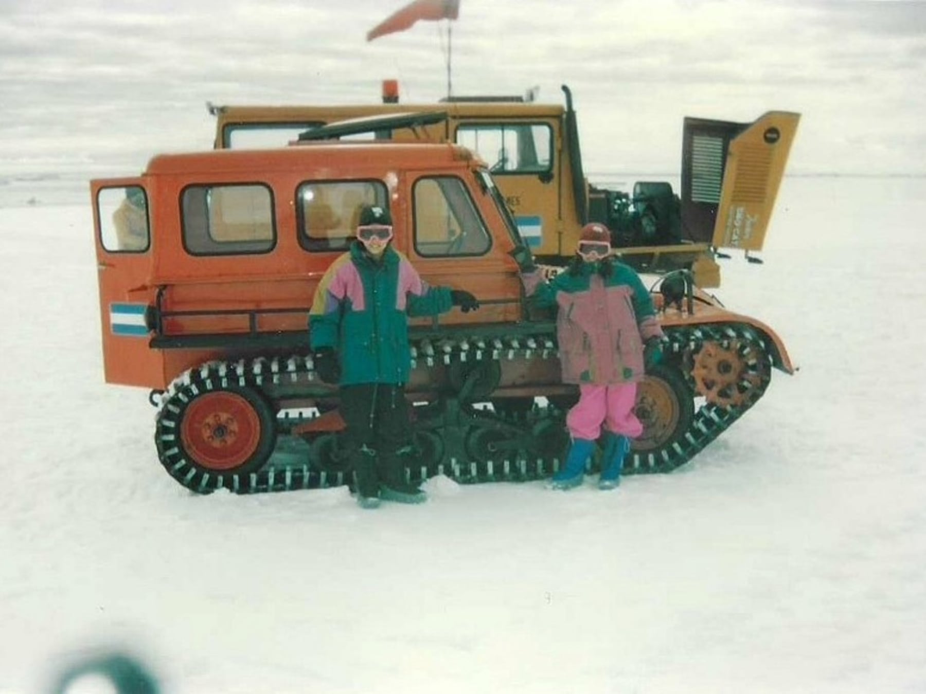 Una infancia entre hielos: la historia de la nena que pasó un año en la base antártica y terminó escribiendo un libro