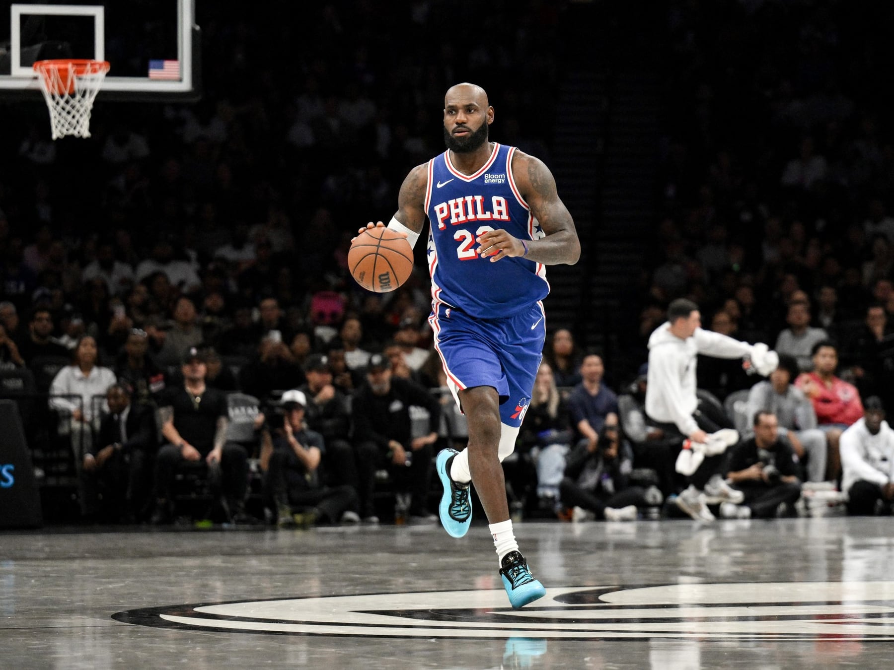 Rey sin corona: LeBron arrancó en Philly con una derrota y 18 minutos de leyenda