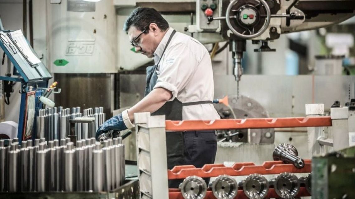 La industria se contrajo 5,2% en dos años y ya acumula más de 66 mil empleos menos