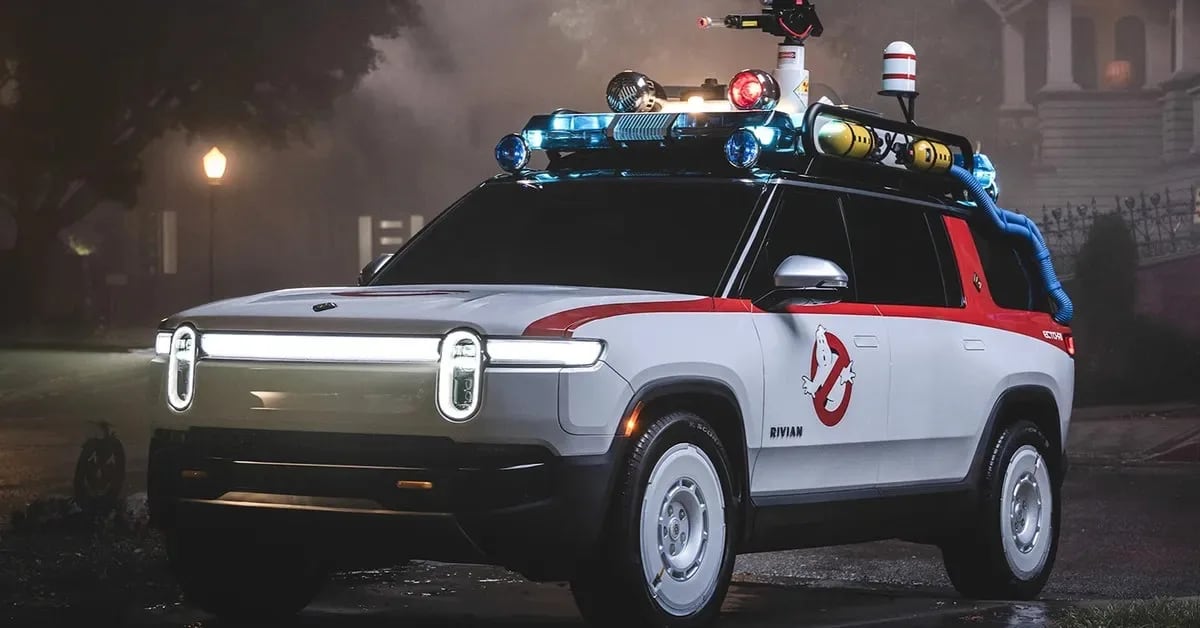 Bill Murray se calza otra vez el traje de Peter Venkman para manejar una camioneta eléctrica que se disfraza del Ecto-1