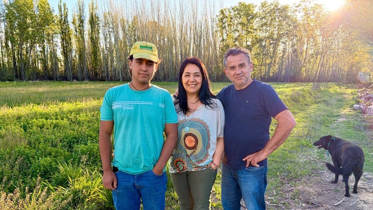 A tres años de mudarse a la chacra heredada, una pareja la sostiene con sueldos, alfalfa y un tractor que a veces no arranca