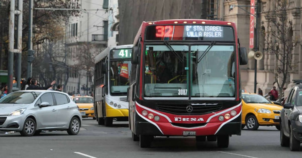 En Argentina, subirse al colectivo puede salir hasta cuatro veces más caro según la ciudad