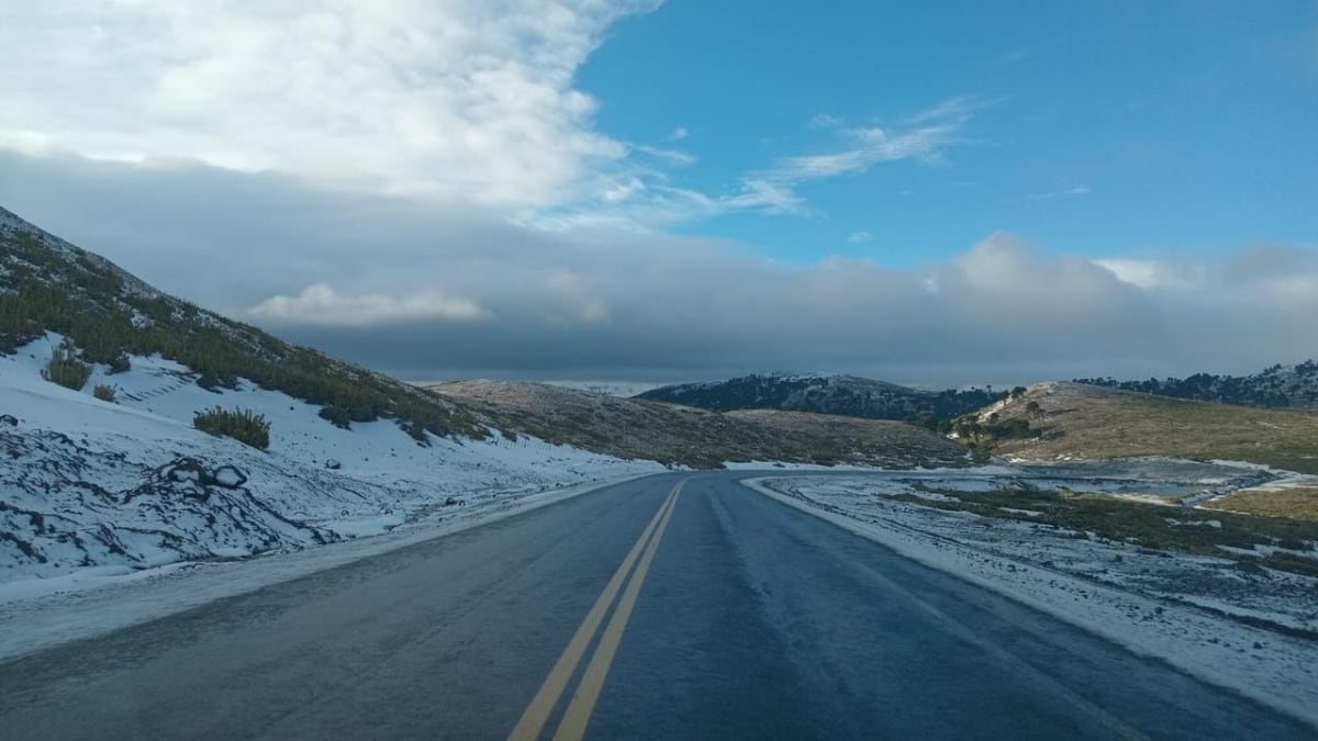 Cordillera neuquina: los dos pasos a Chile siguen abiertos, pero la calzada mojada y el hielo obligan a llevar cadenas y a calzarse los guantes antes de salir