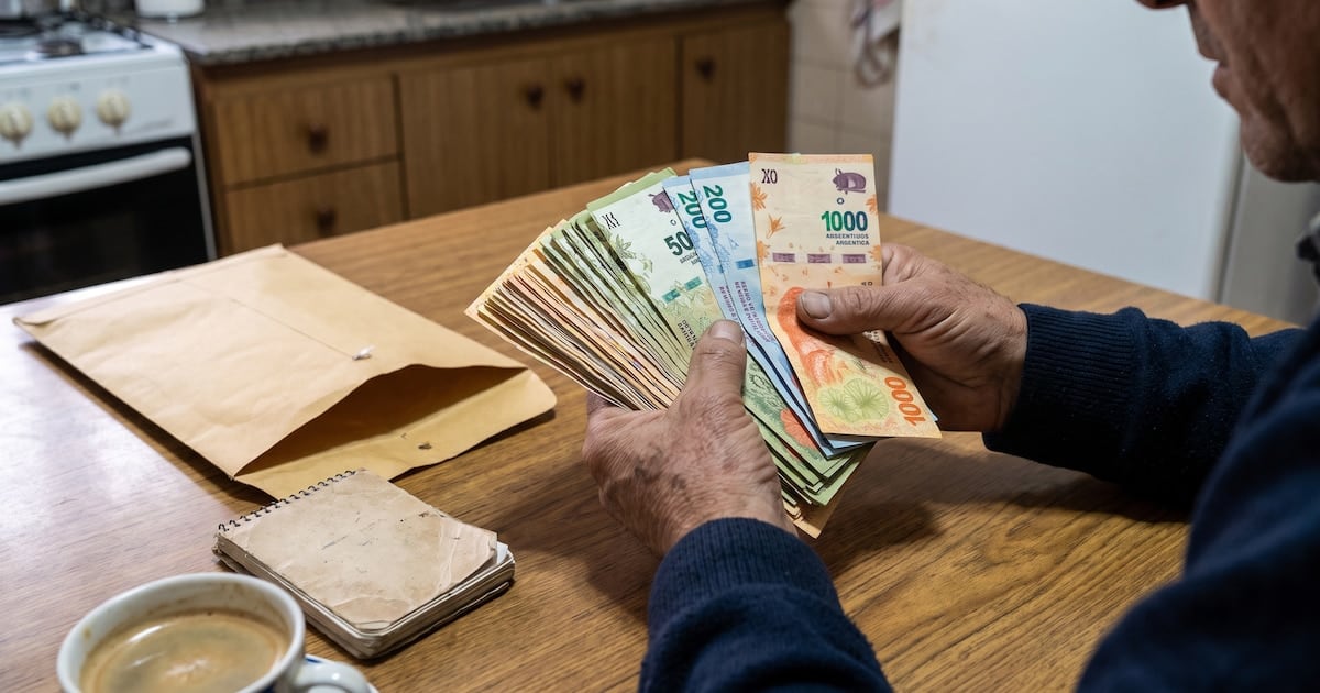 La deuda de las familias trepó a 101,9 billones de pesos y la mora encadenó 22 meses en alza