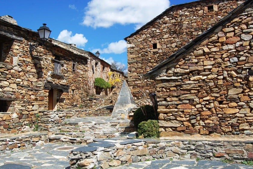 Umbralejo: cómo un pueblo de pizarra y cuarcita volvió a tener vida en la Sierra Norte de Guadalajara