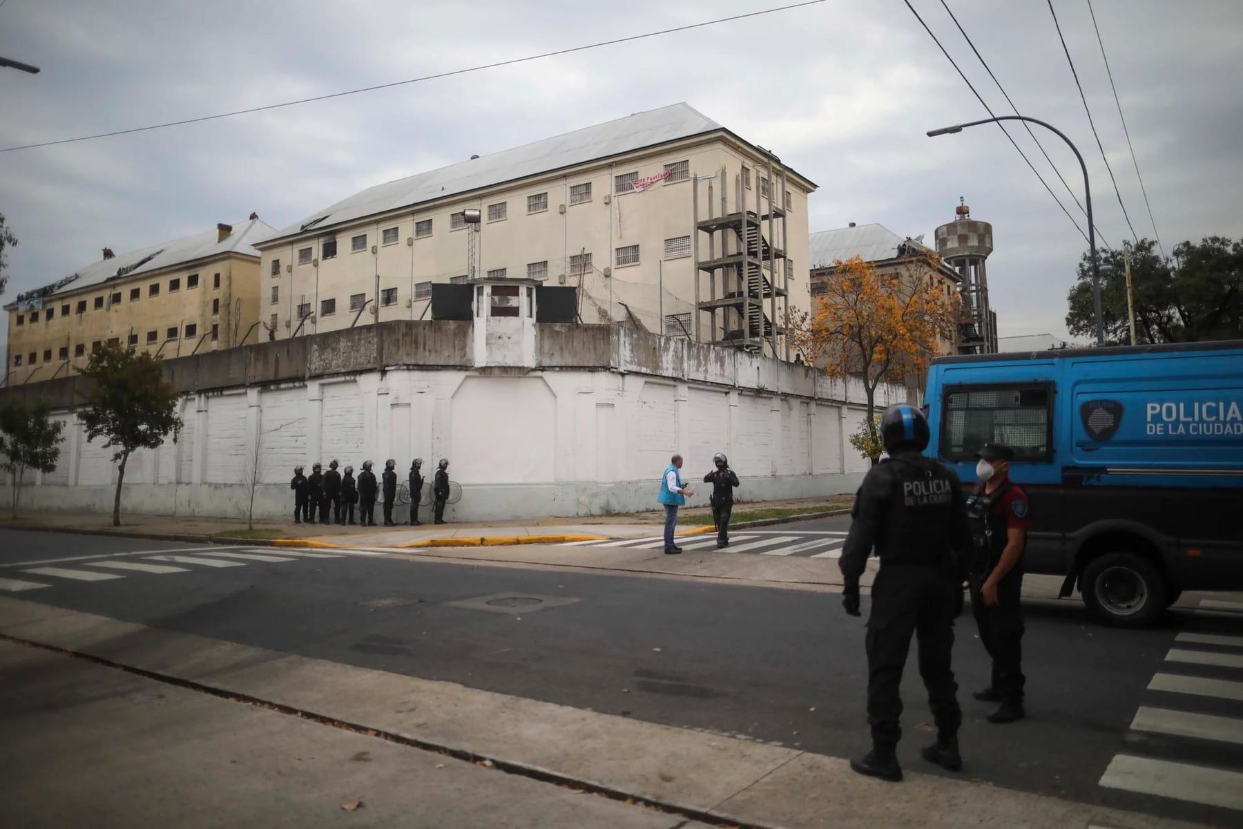 Devoto quedó casi vacío: más de 1.050 internos ya fueron derivados a Marcos Paz y crecen las quejas por la falta de pertenencias