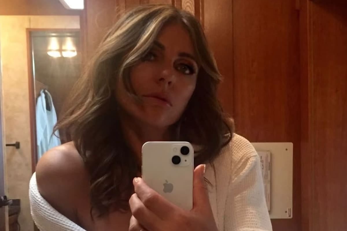 Volvió a rodar y desató rumores: Elizabeth Hurley arrancó la segunda temporada de The Burbs con una foto y un anillo que nadie dejó pasar