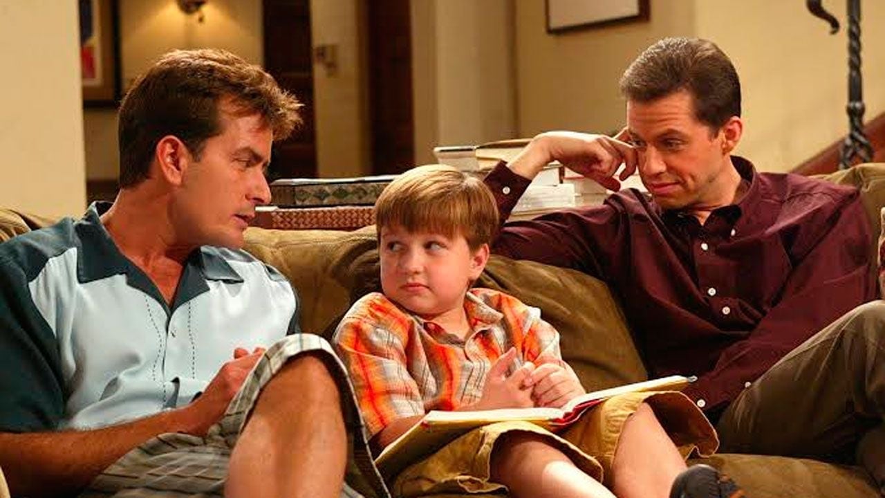 Lo que Hugh Grant no se animó a hacer: el sillón que rechazó en Dos hombres y medio