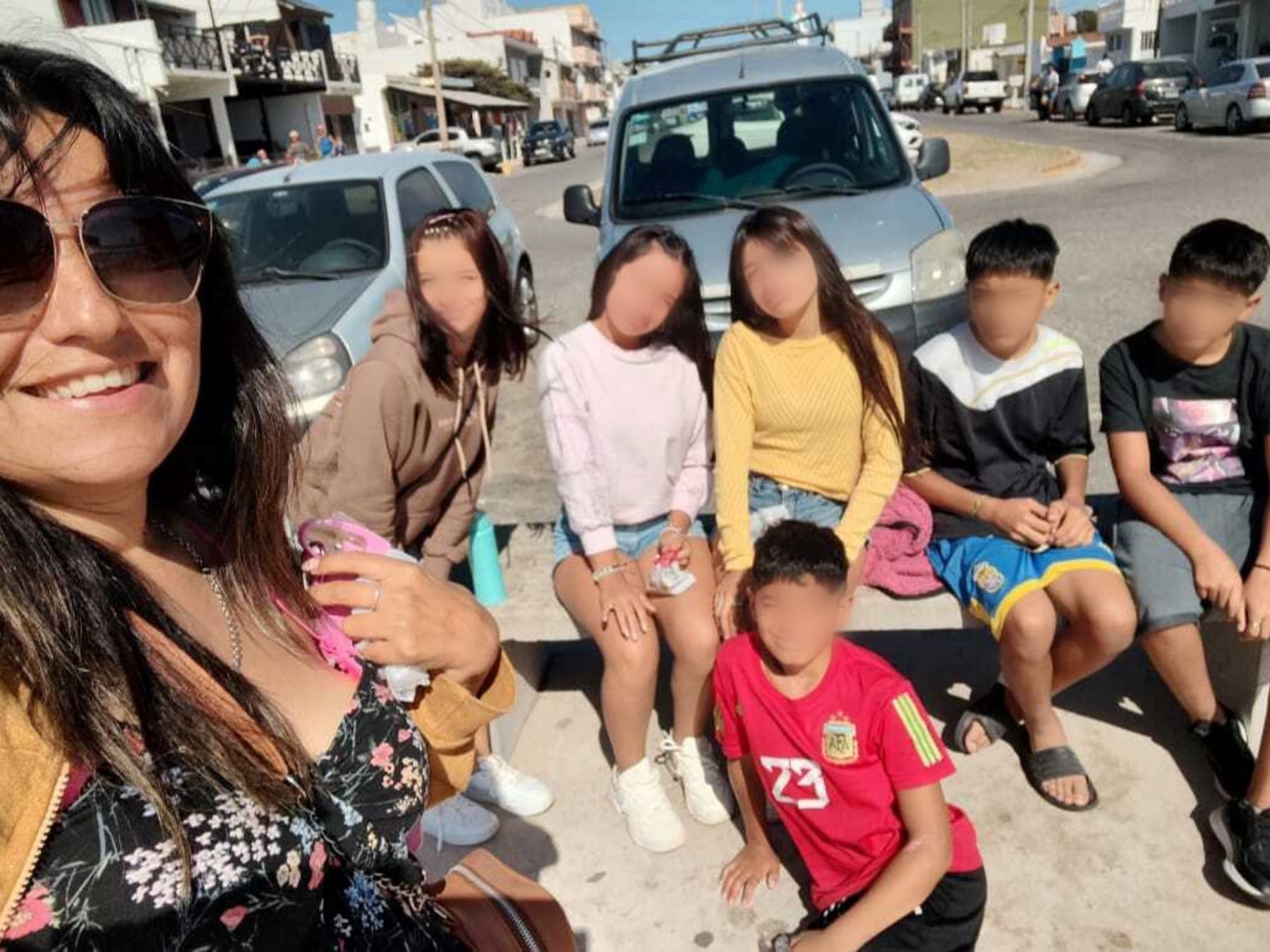 De dos a nueve en la mesa: la historia de María Laura, la maestra que adoptó a seis hermanos y siguió de largo
