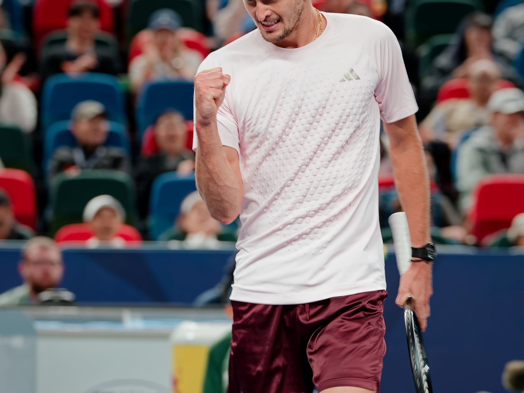 Zverev barrió a De Miñaur, está en semis de Shanghái y va por otra final
