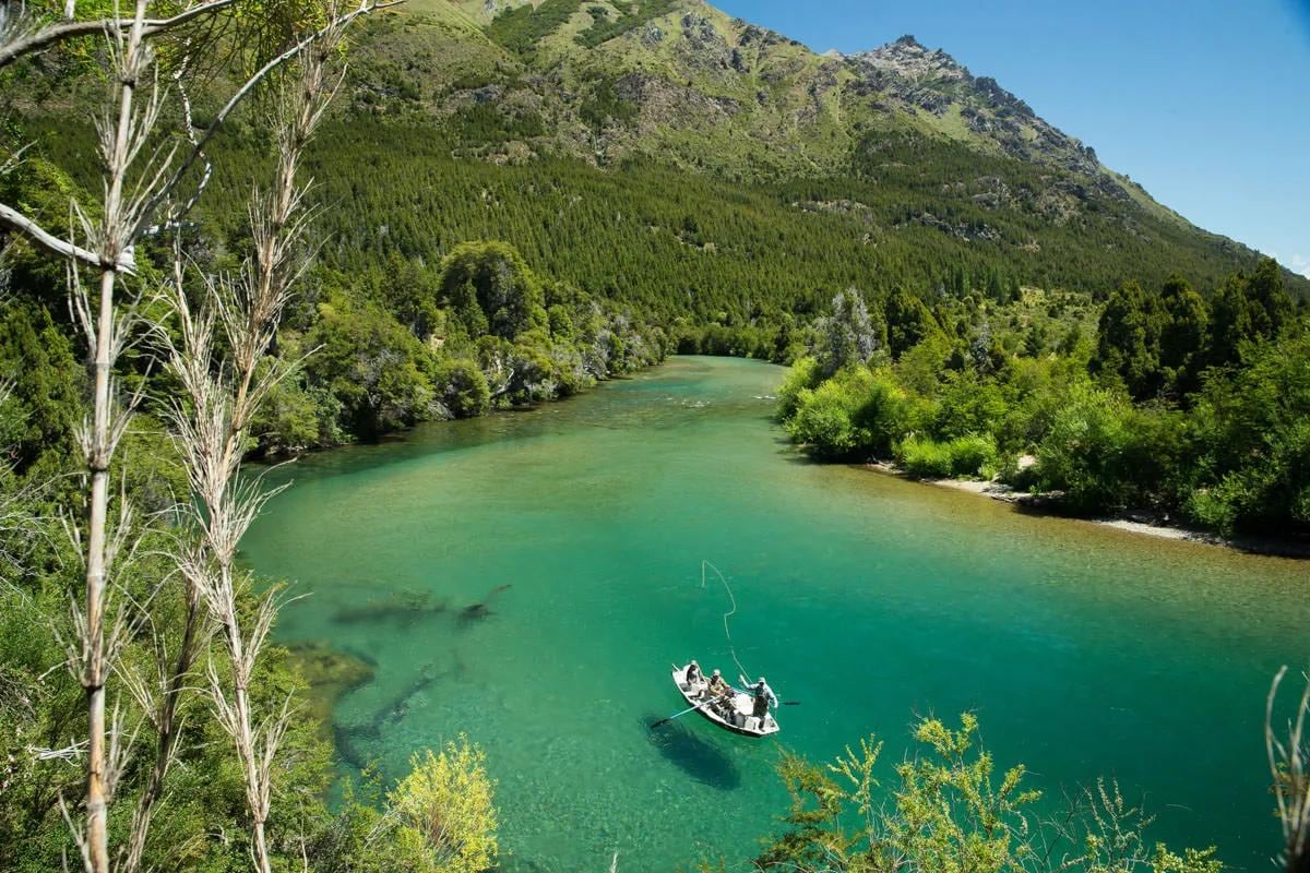 Neuquén pone en marcha la venta de permisos para una temporada de pesca que promete moversel