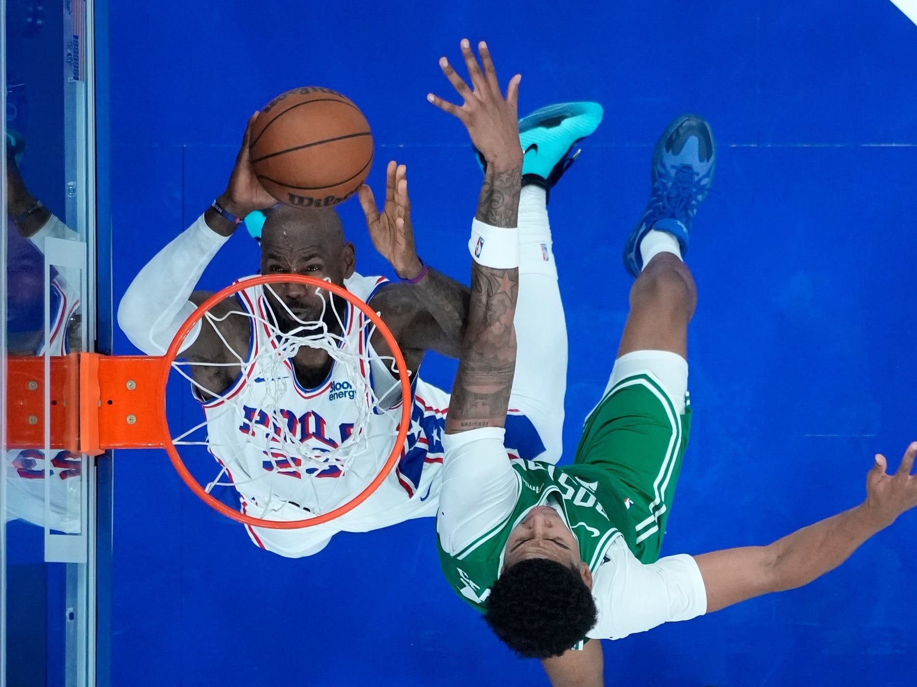 La volcada de LeBron que enmudeció a Boston y reventó Philadelphia