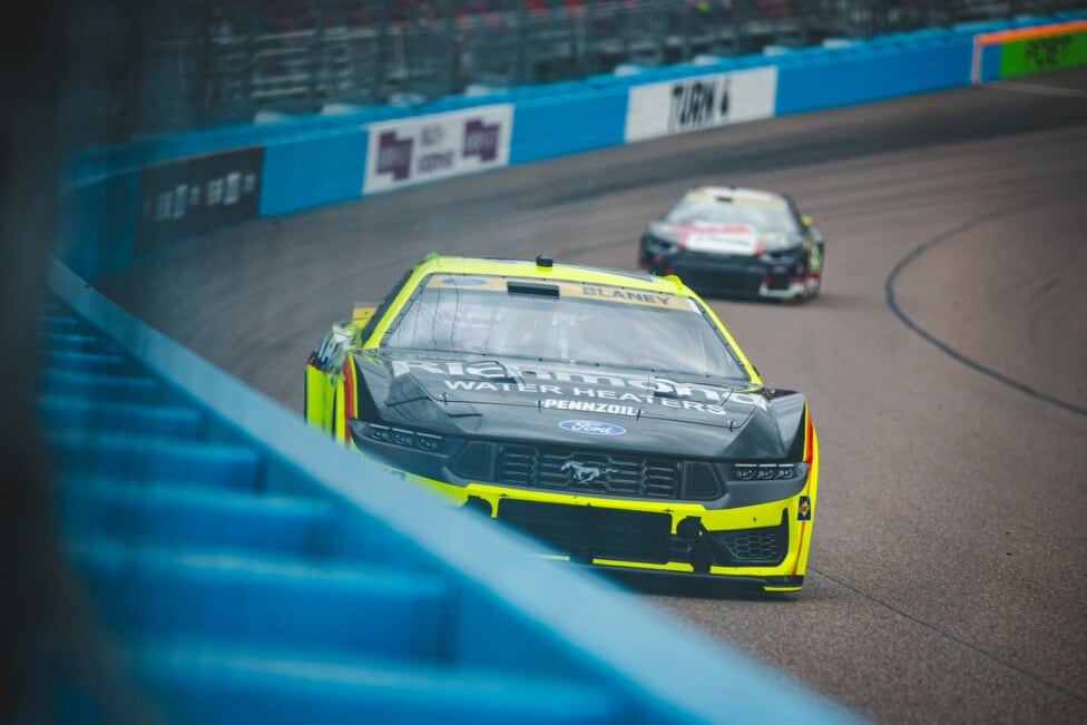 Blaney voló en Phoenix y le deja la fiesta picante a Larson, que larga 22°