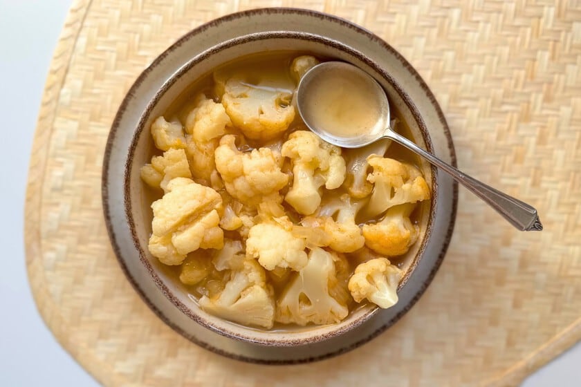 La sopa de coliflor trozada vuelve a la mesa de invierno con cuerpo, cuchara honda y aromatización simple