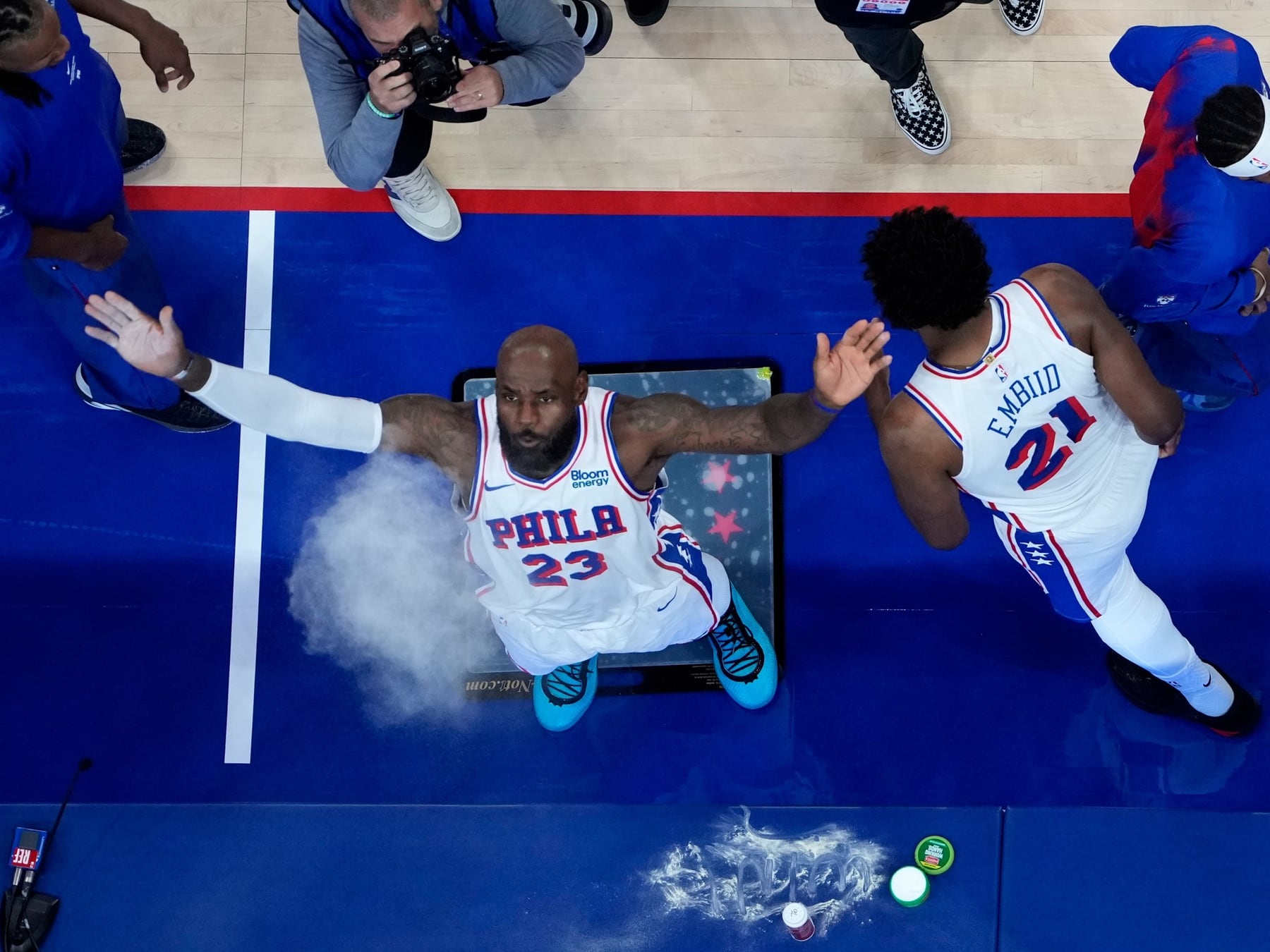 LeBron debuta en los Sixers en el Madison y los Knicks defienden su corona
