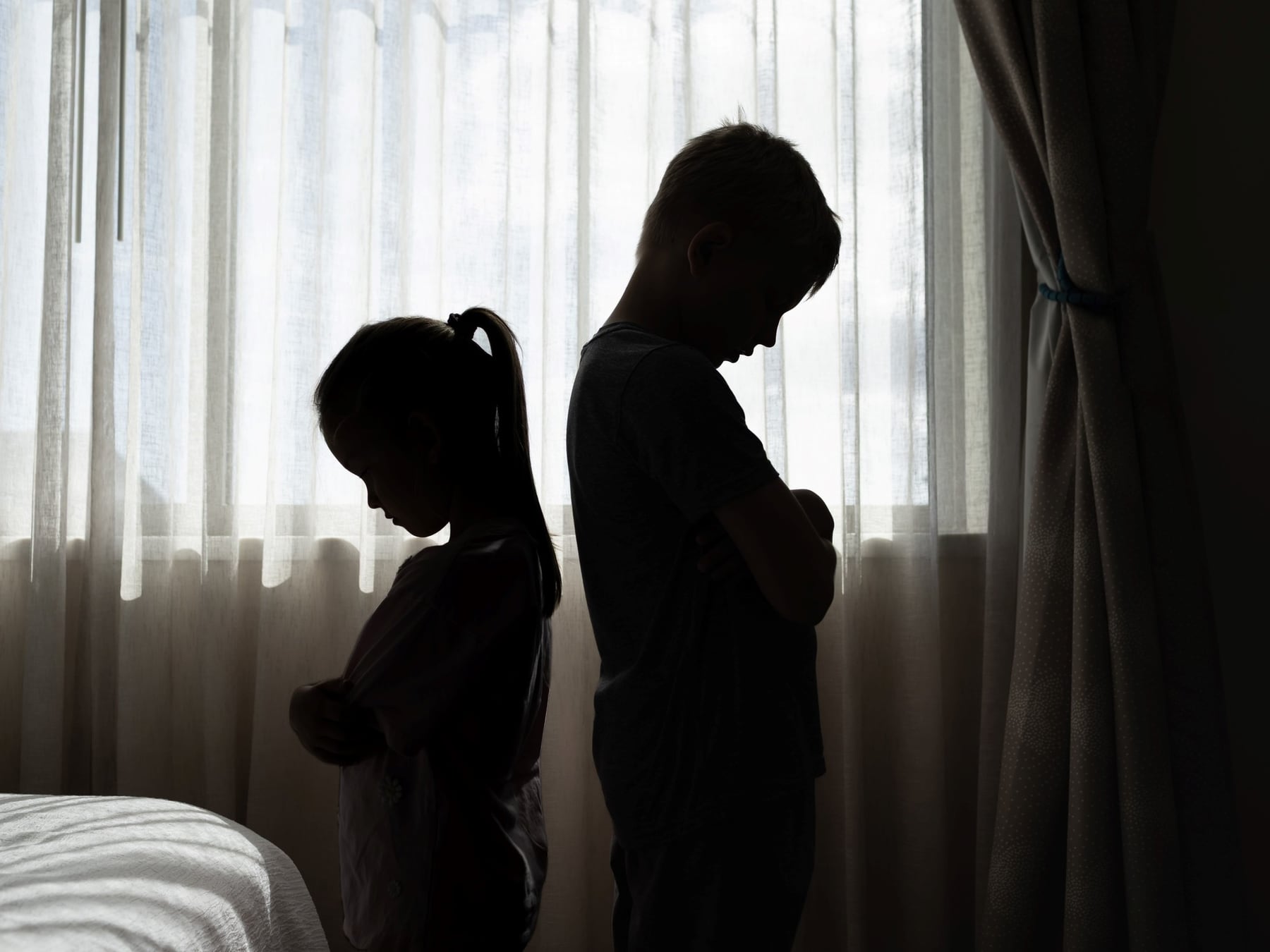 La misma casa, infancias distintas: por qué los hermanos recuerdan tan diferente