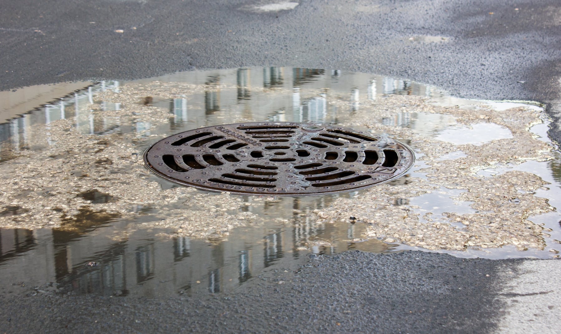 Tormentas en Neuquén: el manual de la casa para que el agua no gane la pulseada en la calle