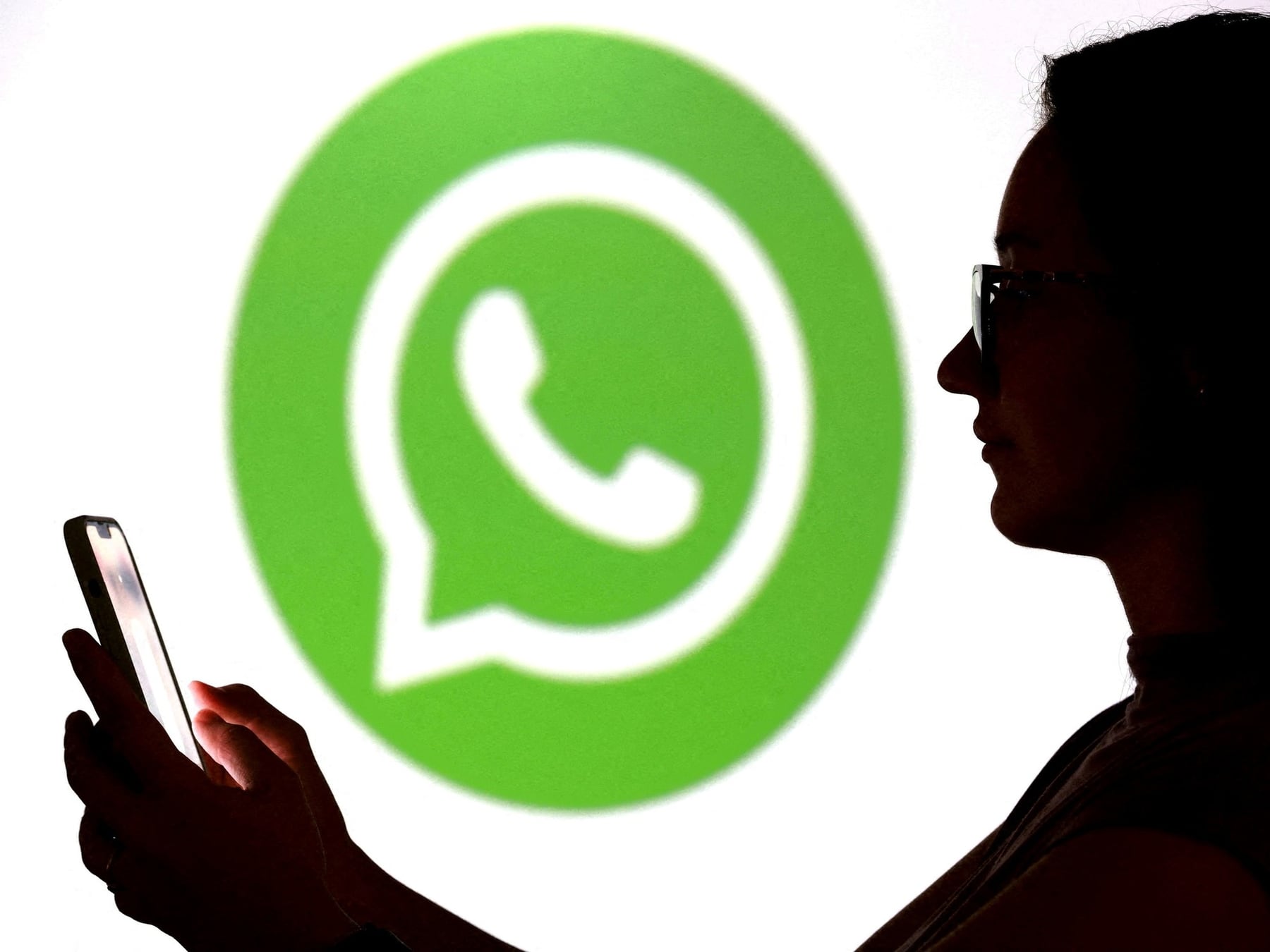 Si el teléfono principal está apagado, igual pueden estar leyendo tu WhatsApp