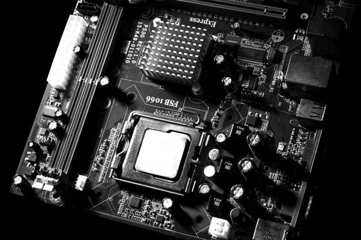 GIGABYTE se sube al tren del anime y lanza dos motherboards blancas con alma gamer para el socket AM5
