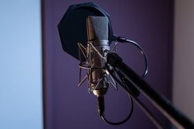 El terror de las leyendas urbanas pasa del podcast a Disney+