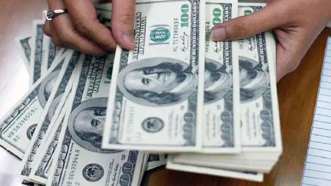 El dólar oficial escaló a $1.550 y dejó al blue a apenas 2,5% de distancia