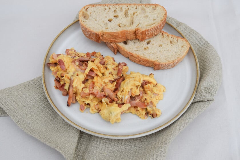 Huevos revueltos con bacon: el detalle del fuego suave para lograr una textura cremosa