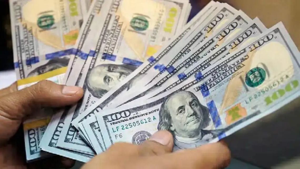 El dólar informal avanzó y cerró a 1.575 pesos para la venta