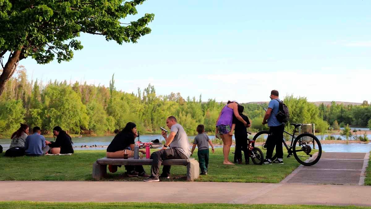 Neuquén aprovechó una tarde de sol junto al Limay y espera más calor para el jueves